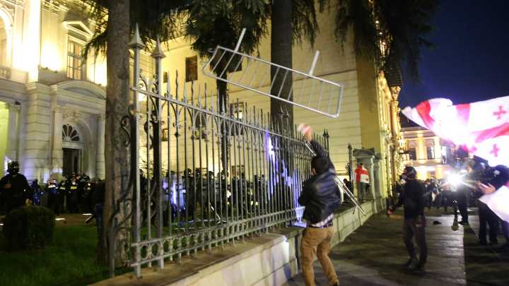 La Policía de Georgia logra frenar un asalto al palacio presidencial por parte de varios manifestantes