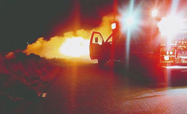 Matrimonio e hija menor se salvan de milagro al incendiarse auto cuando estaban llegando a Trelew