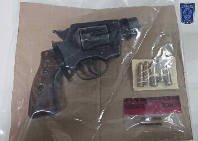 Detienen a hombre con cocaína y un arma durante cateo en Cuauhtémoc