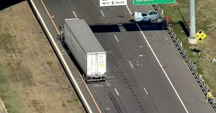 Crash closes northbound Highway 67 in Cedar Hill