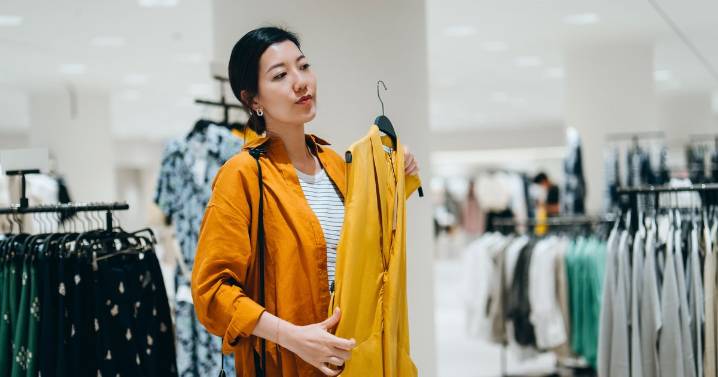 Shop assistant sends warning to anyone buying clothes