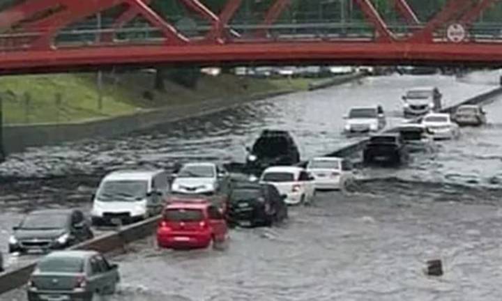 Diluvió en el AMBA: cayeron más de 100 milímetros, hubo inundaciones, barrios anegados y miles de usuarios sin luz