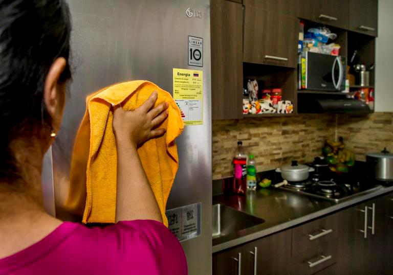 El 90 % de las mujeres en Colombia dedican siete horas diarias al trabajo no remunerado, reveló el Dane