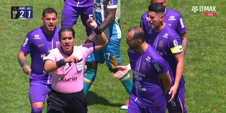 Hernán Barcos fue expulsado por agresión en Alianza Lima vs Alianza Universidad por Liga 1 2025