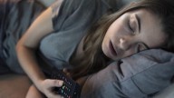 6 de cada 10 argentinos duerme mal. Advierten sobre el impacto negativo de dormir con el televisor prendido: "Lo evitaría"