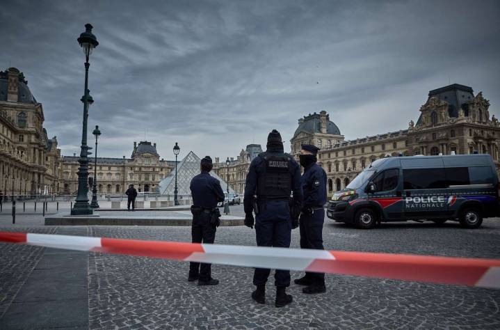 2 Suspects Arrested in Connection with 7-Minute Heist at Paris’ Louvre Museum