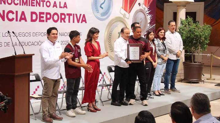 Entrega Alfonso Durazo estímulos a medallistas de los Juegos Deportivos Nacionales Escolares 2024