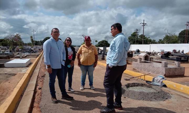 Alcalde Oscar Cedeño supervisa restauración de los camposantos de Zamora