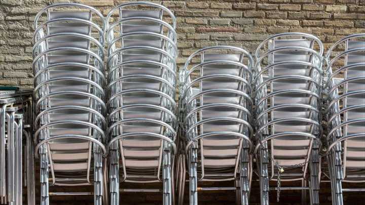Siete detenidos por el robo de más de 1.100 sillas de terraza en Madrid y Talavera