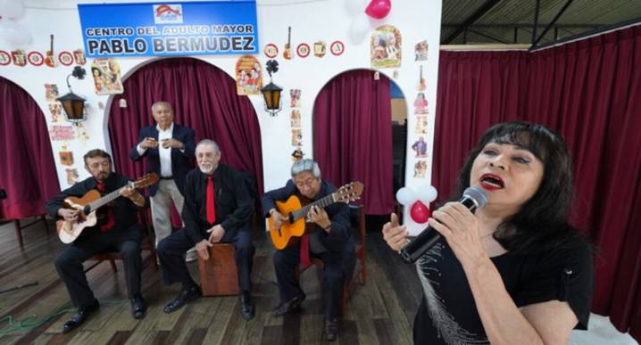 Adultos mayores de EsSalud celebraron el Día de la Canción Criolla con música y baile