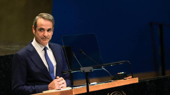 Grecia aprueba ampliar la jornada laboral hasta 13 horas diarias