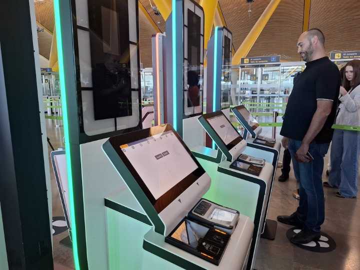 La Unión Europea (espacio Schengen)  ya no usará sellos en pasaportes y ahora opta por registrar datos biométricos