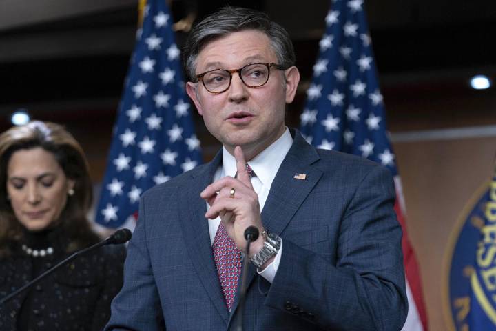 Mike Johnson considera inviable un tercer mandato presidencial de Donald Trump