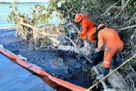 Realiza Pemex labores de limpieza  ante derrame en Veracruz