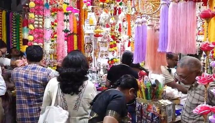 Bhopal News: Dhanteras Adds Bling In New Market, 10 Number Market As Shoppers Throng To Buy Decor Items, Diyas & Lights