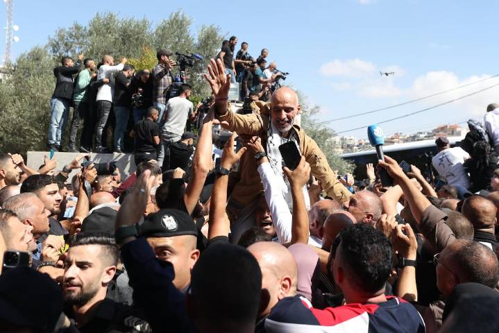 Israel concluye liberación de casi dos mil prisioneros palestinos tras acuerdo con Hamás
