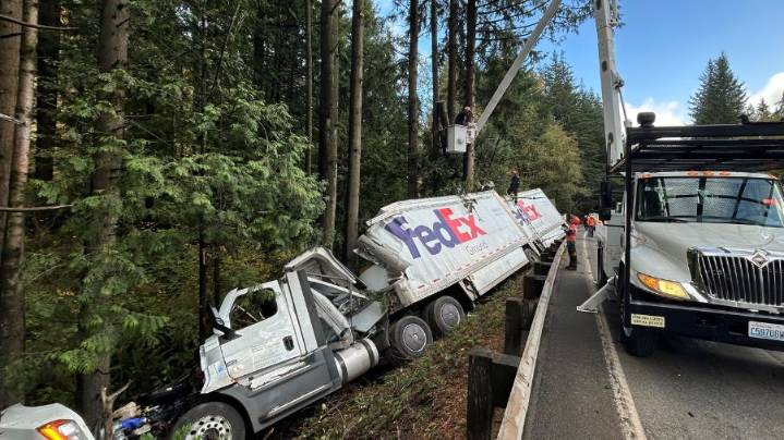 FedEx truck crashes near Tiger Mountain Summit