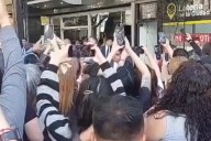 Milei la pasó mal por los insultos y los abucheos: la gente se le fue encima y tuvo que huir con la custodia