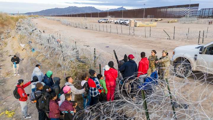 EE. UU. impone multa de 5.000 dólares a estos inmigrantes: esta es la razón