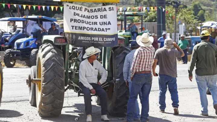 Continúan cierres de carreteras por el paro nacional de agricultores