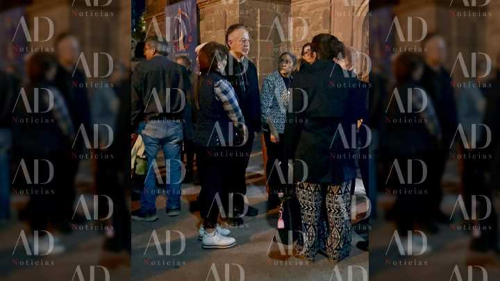 Reaparece Raymundo Martínez en misa por su madre, sin brazalete electrónico
