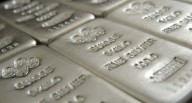 Plata toca máximo en décadas a medida que fiebre por el oro cede