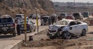 Joven vuelca su vehículo tras fuerte choque en la carretera libre Tijuana