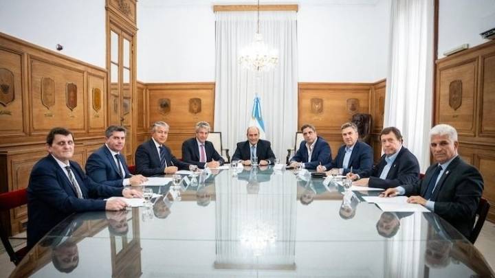 El Gobierno inició contactos con gobernadores para avanzar en una mesa federal