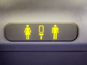 Cuál es el mejor momento para usar el baño en un avión, según los expertos