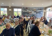 Los feligreses de San Pelayo despiden a su párraco alrededor de la mesa
