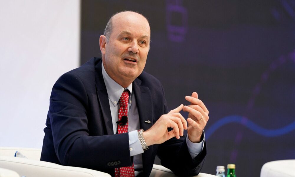 Sturzenegger desmintió que la reforma laboral contemple jornadas de 13 horas diarias