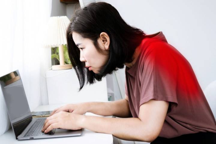 Joroba tecnológica: malas posturas en uso de dispositivos incrementan casos en jóvenes