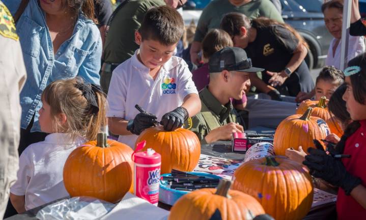 Deputies have carving party with kids in San Juan Capistrano