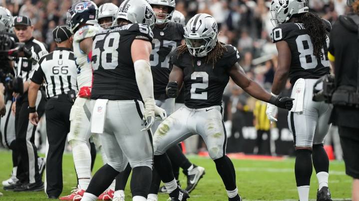 The Raiders end a 4-game skid by dominating on defense to beat the Titans 20