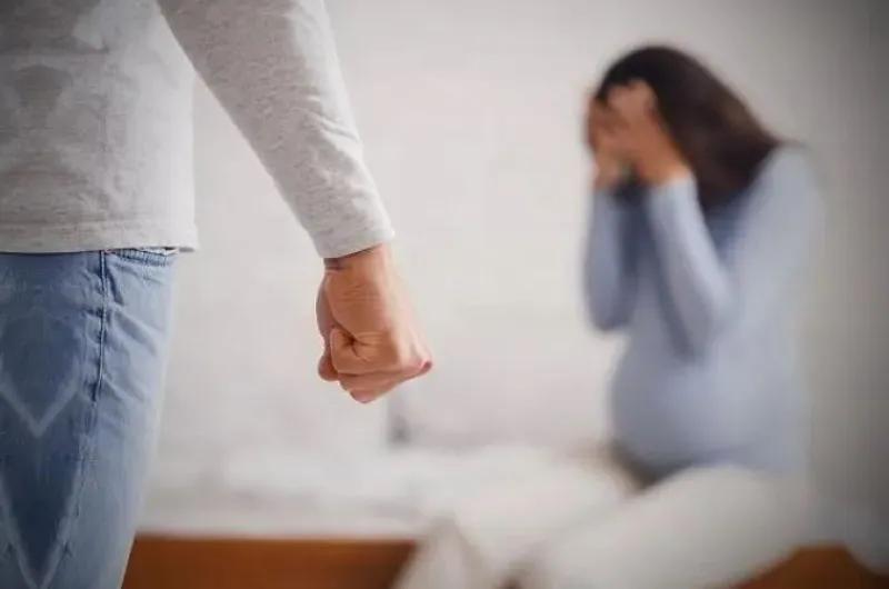 Detienen a un sujeto por atacar a su pareja embarazada: le quebró la nariz