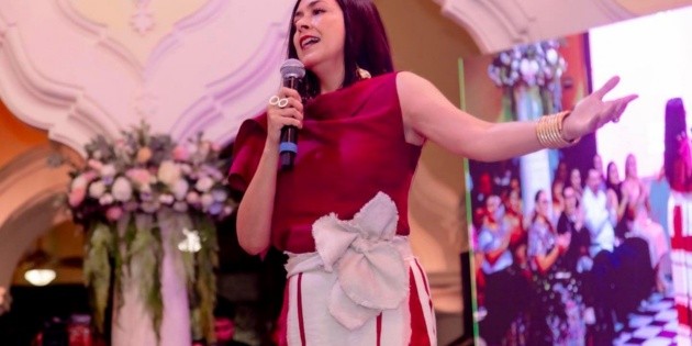 Hermana de Layda Sansores inicia Informe del DIF de Campeche cantando