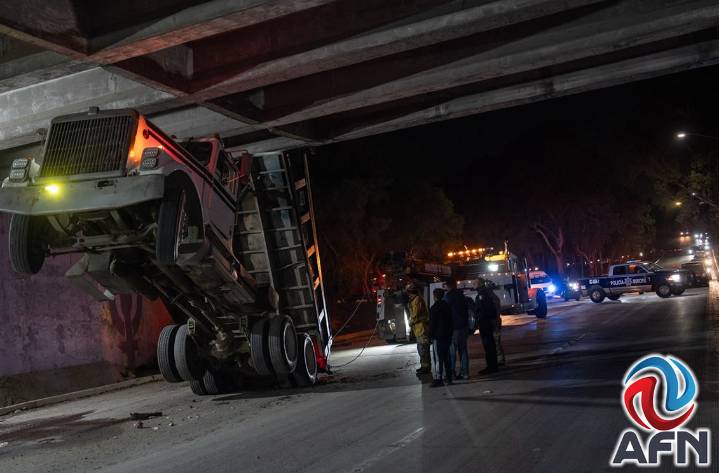 Quedó atorado un camión de volteo en puente de avenida Internacional