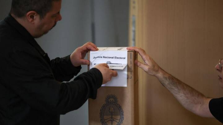 Baja participación en centros de votación en Argentina