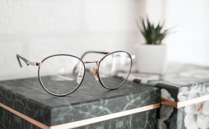 La mejor fórmula para limpiar tus lentes sin rayarlos