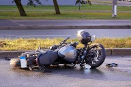 ¡Impactante choque en pleno centro de Punto Fijo deja a motorizado gravemente herido!