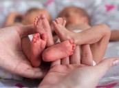 Madres lesbianas lograron registrar a Lía y Liam, en el Registro Civil de El Salto