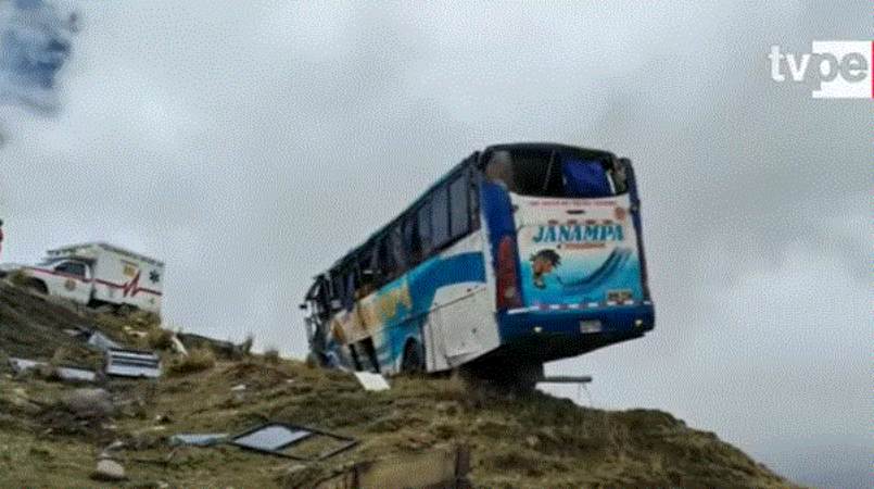 Huancavelica: choque entre ómnibus y automóvil deja 33 heridos