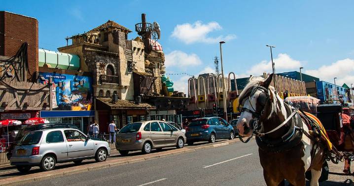 Blackpool tourist tries famous £1 burger and surprises with four