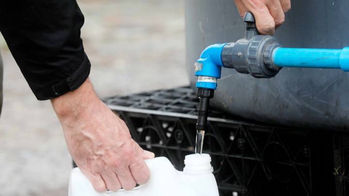 El 60% de Alto Hospicio está sin agua: Revisa acá los colegios que suspendieron clases y los puntos de abastecimiento