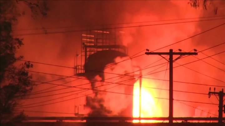 El fuego masivo estalla en Chevron Refinery en California