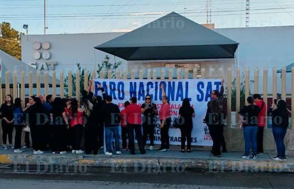 Cumplen empleados del SAT y se van al paro de labores