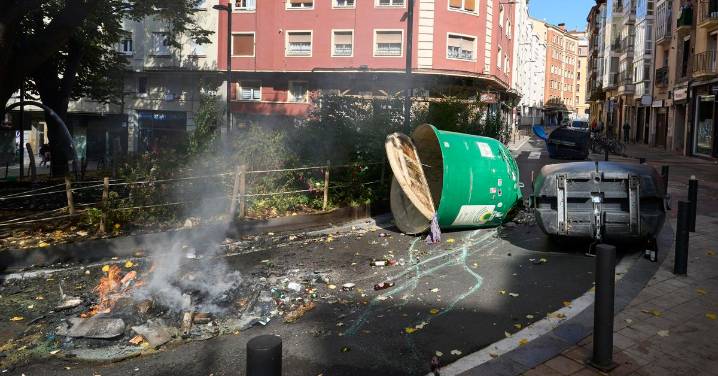 La Ertzaintza detiene a 19 personas por unos incidentes en una manifestación de Falange Española en Vitoria