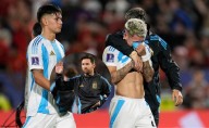 Messi consuela a Argentina tras perder final del Mundial Sub