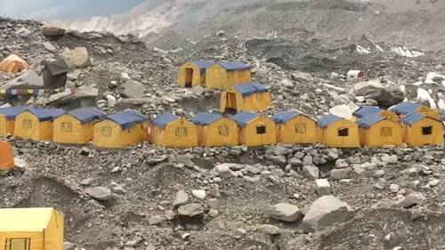 Snowstorm traps hundreds of hikers on Mount Everest during China's national holiday
