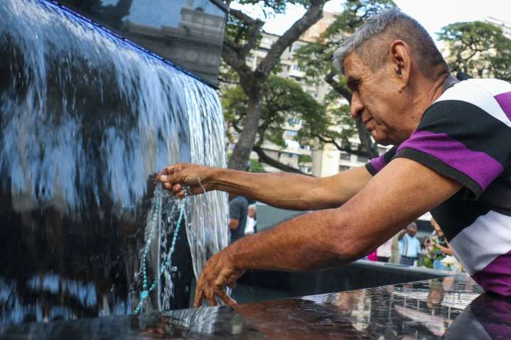 La fuente y la fe: el agüita de José Gregorio que todos quieren llevar a casa